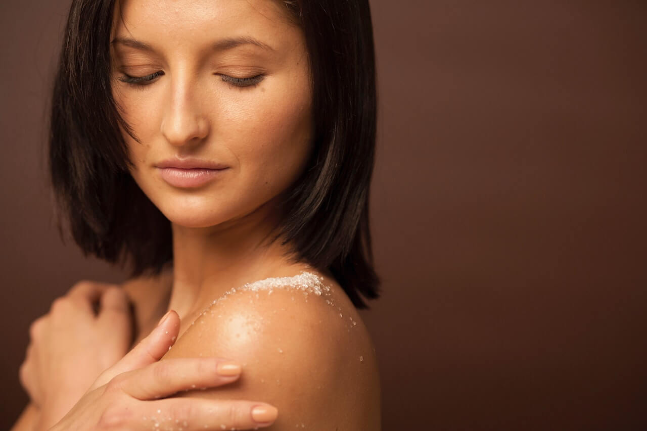 Imagen de mujer usando exfoliante